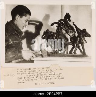 Fotografie Propaganda junger Mann vor dem Meisterwerk von Duty Companion Gamet, André. "Photographie propagande: Jeune homme devant le Chef d'oeuvre d'un Compganon du Devoir". Une grande Nation se fait (...) / travail continu de tous ses enfants / de génération en génération. / UN jeune forgeron excheck le / Chef d'oeuvre d'un de ses anciens. / Il va tâcher de l'égaler ou de faire / mieux. Tirage au gélatino-bromure d'argent. Légende dactylographiée à l'encre noire. En 1943-04-1943-04. Paris, musée Carnavalet. Stockfoto