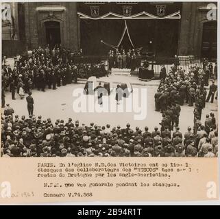 Fotografie Propaganda Beerdigung Mitarbeiter der "SCOS" Kirche unserer Lieben Frau von Siegen, 2. Bezirk, Paris Agence LAPI (Les Actualités Photographiques Internationales). "Photographie propagande: obsèques des collaborateurs des 'RESCOS', église Notre-Dame-des-Victoires, 2ème arronoire, Paris'. PARIS. En l'église N. D. des Victoires ont eu lieu les / obsèques des collaborateurs des 'DESCOS' tués sur les / routes de Bretagne par les Anglo-américains. / N.P.M. Une vue générale Anhänger les obsèques. Tirage au gélatino-bromure d'argent. Légende dactylographiée à l'encre noire. En 1943-05-26 Stockfoto