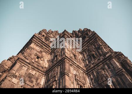 Prambanan-Tempel, UNESCO-Weltkulturerbe bei Sonnenuntergang. Das größte Tempelgelände, das Shiva Indonesia gewidmet ist, wurde im 10. Jahrhundert erbaut. Stockfoto