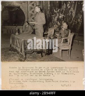 Die Fotografie-Propaganda entblößte Leutnant Davidenkow auf einer Konferenz im Grand Casino, Vichy Trampus. "Photographie propagande: Exposé du Leutnants Davidenkov lors d'une conférénce au Grand Casino, Vichy". VICHY- LE CAPITAINE BELOW ET LE LEUTNANT DAVIDENKOV / OFFICIERS RUSSES DE L'ARMEE DU GENERAL VLASSOV / FONT UNE CONFERENCE AU GRAND CASINO SOUS LA PRESSIDENCE / DE MR CREYSSEL, SECRETAIRE GENERAL A LA PROPAGANDE, / SUR CE QU'IONT VU EN RUSSIE. / L'EXPOSÉ DU LEUTNANT DAVIDENKOV. / AU ZWEITER PLAN HERR CREYSSEL,SECRETAIRE GENERAL A LA / PROPAGANDE. Tirage au gélatino-bromure d'argent Stockfoto