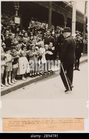 Fotografie-Propaganda Marschall Pétain hat die Kinder Anonyme gelobt. "Photographie propagande: Le maréchal Pétain acclamé par les enfants". CES jeunes enfants heureux de voir s'avancer vers eux leur / Grand ami , le MARECHAL DE FRANCE , ne lui ménagent pas leurs / acclaimations. / V .77 .279 [ ?]. Tirage au gélatino-bromure d'argent. Légende dactylographiée à l'encre noire. Entre 1943-et 1944. Paris, musée Carnavalet. Stockfoto