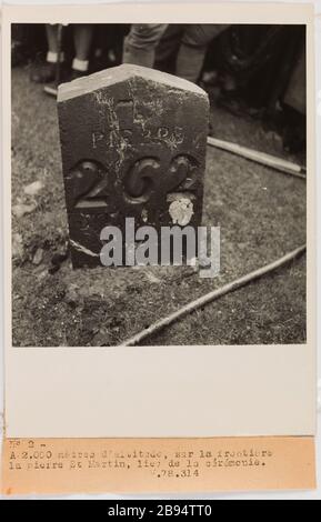 Fotografie Propaganda Stone St. Martin, die Junta von Roncal Service Central Photographique (SCP). "Photographie propagande: pierre Saint Martin, la Junta de Roncal". Nr. 2 - / A 2.000 mètres d'Altithöhe, sur la frontière / la pierre St Martin, lieu de la cérémonie. / V.78.314. Tirage au gélatino-bromure d'argent. Légende dactylographiée à l'encre noire. En 1943-07-16-1943-07-16. Paris, musée Carnavalet. Stockfoto