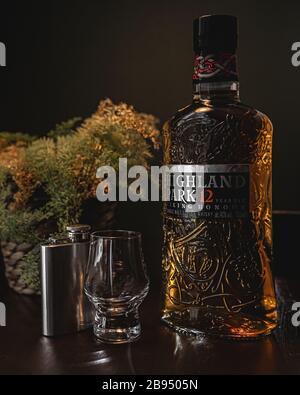 Highland Park, 12 Jahre alter Whiskey Viking Honor Glasflaschenkasten Stockfoto