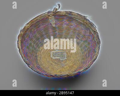 Korbschale, Cahuilla People, 1880-1910, Weide oder Sumac, Hirschleder, Haarseil, Steinpfeibe, 6-1/4 x 16 x 17-1/2 Zoll, Etikett, bedruckt, befestigt, Innenboden: Die Chittenden Collection [Text covered by Second Label] von Cap'n Newton [Text covered] Missionar für Britisch [Text covered] Etikett, handschriftlich, aufgeklebt, innen unten auf gedrucktem Etikett: Alte Cahuillas-Indianer, [Label ripped] von,  Uppen[?] SA[unlesible], Native Arts of the Americas, neu gestaltet von Gibon, Design von warmen fröhlich glühen von Helligkeit und Lichtstrahlen Ausstrahlung. Klassische Kunst neu erfunden mit einem modernen Twist. Photograp Stockfoto