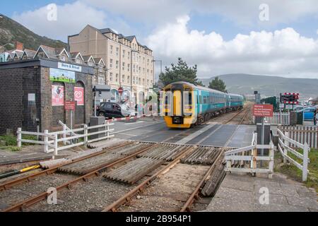 Walisische Regierungsklasse 158, Express Sprinter, Diesel-Mehrfachzug, der den Bahnhof Barmouth, Barmouth, Gwynedd, Wales verlässt Stockfoto