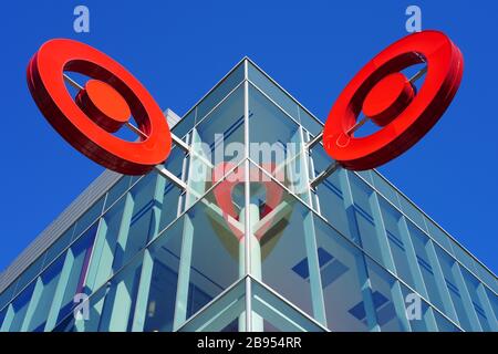 FAIRFAX, VA -23 FEB 2020 - Ansicht des roten Logos von Retail Giant Target außerhalb eines Zielladens im Mosaic District in Fairfax, Virginia. Stockfoto