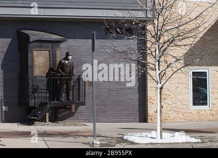 Eine Statue von Theodore Roosevelt auf Longs Peak Ave, Longmont Colorado, trägt eine chirurgische Maske, während das Coronavirus COVID-19 Amerika abschließt.03.21.20 Stockfoto