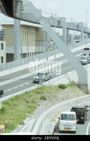 Kamakura, Shonan, Kanagawa/Japan-20. Mai 2019: Der schöne Blick auf die Straßenlandschaft von der Innenseite der Shonan-Einschienenbahn Stockfoto