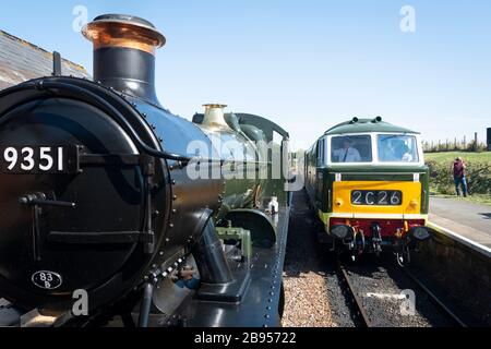 Great Western Railway 2-6-0 (WSR Mogul) Nr. 9351 Dampfmaschine und Hymeck-Dieselmotor auf der West Somerset Railway in Dunster, Somerset, England ' Stockfoto