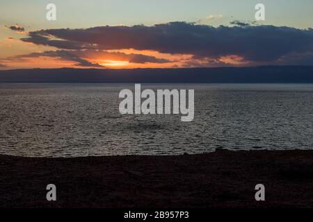 Bunter dramatischer Himmel bei Sonnenuntergang am Toten Meer, von der Ostküste, dem Nahen Osten, dem Königreich Jordanien aus gesehen Stockfoto