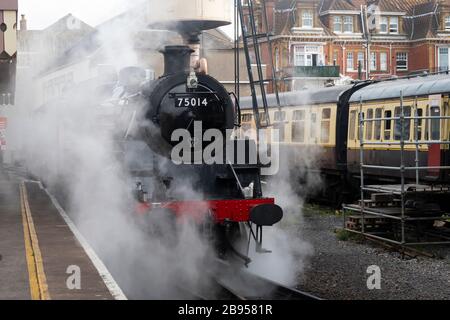 British Railways Standard Class 4 4-6-0, am Bahnhof Paignton der Dartmouth Steam Railway, Paignton, Devon, England Stockfoto