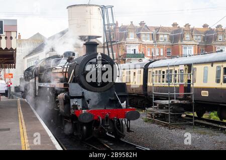 British Railways Standard Class 4 4-6-0, am Bahnhof Paignton der Dartmouth Steam Railway, Paignton, Devon, England Stockfoto