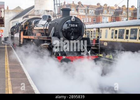 British Railways Standard Class 4 4-6-0, am Bahnhof Paignton der Dartmouth Steam Railway, Paignton, Devon, England Stockfoto