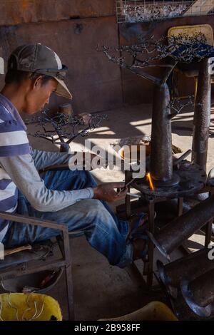 Schweißer im sozialen und solidarischen Unternehmen der Metallverarbeitung mit recyceltem Material, das von Violette und Dieudonne in Antananarivo hergestellt wurde Stockfoto