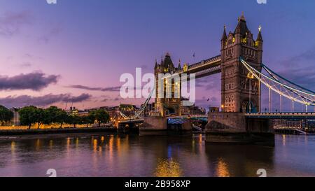 Guy auf dem Stadtrundfahrt in London, youn men at Waterfront by the River Thames at the Famous places in London, Big Ben and westminster Bridge in London Stockfoto