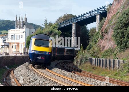 Der erste Hochgeschwindigkeitszug der Great Western British Rail Class 43 HST InterCity 125 am Wasser in Teignmouth, Devon, England Stockfoto