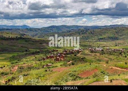 Traditionelle Lehmhäuser und Reisfelder in Madagaskar Stockfoto