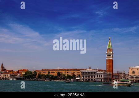 Blick über den Canal Grande zum Markusplatz in Venedig, Italien Stockfoto