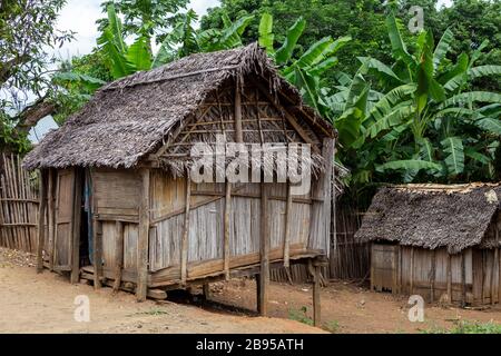 Traditionelle Lehmhäuser und Reisfelder in Madagaskar Stockfoto
