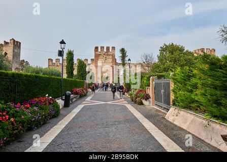 Lazise, Lago di Garda, Italien - 12. Oktober 2019: Touristen genießen einen Spaziergang rund um den Gardasee in Lasize, einem bunten Herbst in Lazise Stockfoto