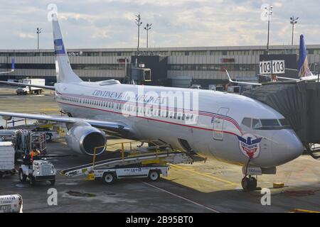 NEWARK, NJ -6 JAN 2020 - Blick auf eine Boeing 737-800 von United Airlines (UA) gemalt im Erbe Continental Airlines livery in Newark LIBE Stockfoto
