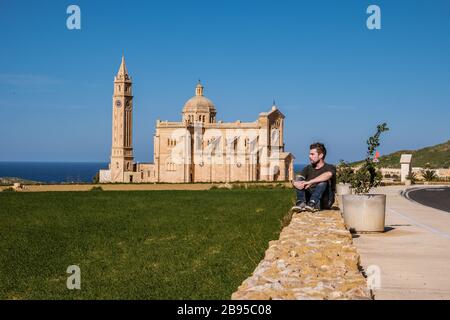 Junger Mann im Ta Pinu Sanctuary, Gharb Gozo Malta, der berühmten Madonna-Kirche auf der Insel GOZO. Die Kirche ist der heiligen Jungfrau von Ta gewidmet Stockfoto