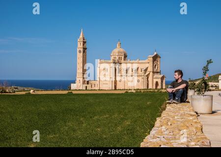 Junger Mann im Ta Pinu Sanctuary, Gharb Gozo Malta, der berühmten Madonna-Kirche auf der Insel GOZO. Die Kirche ist der heiligen Jungfrau von Ta gewidmet Stockfoto