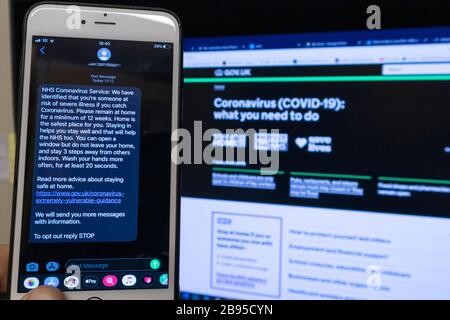 Ashford, Kent, Großbritannien. März 2020. Textnachricht vom NHS Coronavirus Service, in der der Empfänger der Nachricht als Risiko schwerer Krankheit identifiziert wird (Telefonnummer wurde bekannt). ©Paul Lawrenson 2020, Photo Credit: Paul Lawrenson/Alamy Live News Stockfoto