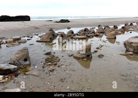 Alte Betonbrocken aus dem zweiten Weltkrieg am Strand bei Wamereux in Nordfrankreich Stockfoto