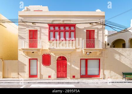 Malta, typische enge Gassen mit farbenfrohen Balkons in Valletta, Malta Stockfoto