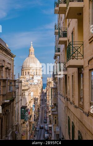 Malta, typische enge Gassen mit farbenfrohen Balkons in Valletta, Malta Stockfoto