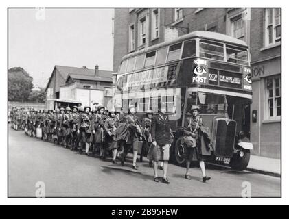 WACS WW2 USA die ersten WACs der American Eighth Air Force kommen im Juli 1943 in Großbritannien an. An einem typischen britischen Londoner Bus vorbei marschieren. WACS, das nach Übersee geschickt wurde, wurden sorgfältig von denen mit hohen Testergebnissen und spezialisierten Fähigkeiten ausgewählt.das Women's Army Corps war der Frauenzweig der United States Army. Sie wurde als Hilfseinheit, das Women's Army Auxiliary Corps am 15. Mai 1942 durch das öffentliche Gesetz 554 geschaffen und am 1. Juli 1943 als WAC in einen aktiven Dienststatus in der Army of the United States umgewandelt Stockfoto