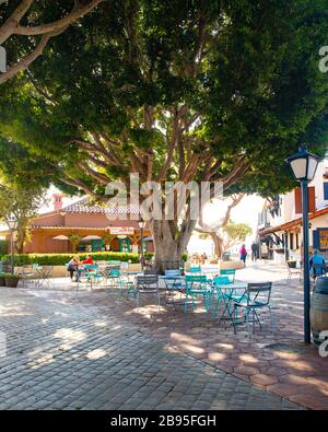 SAN DIEGO, KALIFORNIEN - 19. FEBRUAR 2020: Blick auf Seaport Village in San Diego, Kalifornien an einem sonnigen Tag. Stockfoto