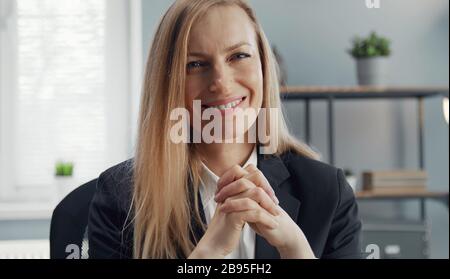 Lächelndes blondes Business-Lady-Porträt Stockfoto