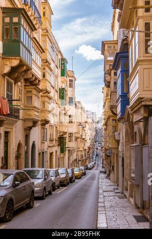 Malta, typische enge Gassen mit farbenfrohen Balkons in Valletta, Malta Stockfoto