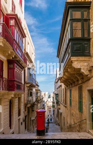 Malta, typische enge Gassen mit farbenfrohen Balkons in Valletta, Malta Stockfoto