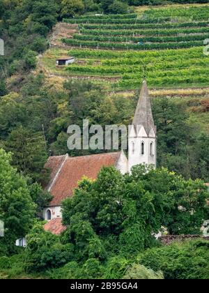 SCHWALLENBACH, ÖSTERREICH - 13. JULI 2019: Blick auf die St.-Sigismund-Kirche in der Wachau Stockfoto