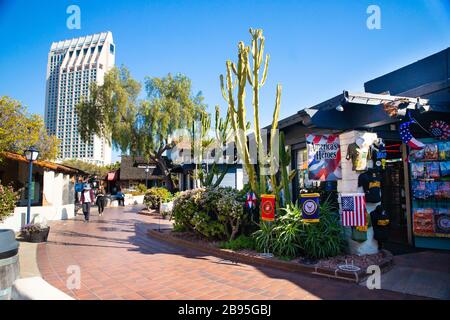 SAN DIEGO, KALIFORNIEN - 19. FEBRUAR 2020: Blick auf Seaport Village in San Diego, Kalifornien an einem sonnigen Tag. Stockfoto