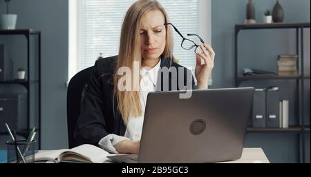 Geschäftsfrau, die im Büro einen Laptop arbeitet Stockfoto
