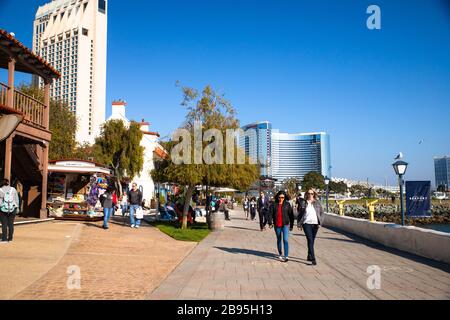 SAN DIEGO, KALIFORNIEN - 19. FEBRUAR 2020: Blick auf Seaport Village in San Diego, Kalifornien an einem sonnigen Tag. Stockfoto