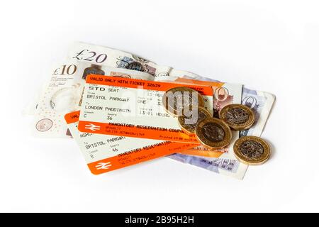 Zwei Zugtickets (Bristol Parkway nach London Paddington), britische Banknoten und Münzen auf weißem Hintergrund Stockfoto