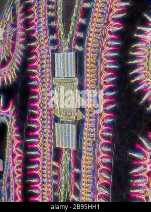 Zeremonielle Tunika, Amharische Menschen, frühe 1900er Jahre, Seidensamt, Metallornamente, 37-1/2 x 63-1/2 in., Textil- und Modekunst, von Gibon neu vorgestellt, Design von warmem, fröhlichem Leuchten von Helligkeit und Lichtstrahlen. Klassische Kunst mit moderner Note neu erfunden. Fotografie, inspiriert vom Futurismus, die dynamische Energie moderner Technologie, Bewegung, Geschwindigkeit und Kultur revolutionieren. Stockfoto