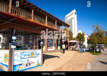 SAN DIEGO, KALIFORNIEN - 19. FEBRUAR 2020: Blick auf Seaport Village in San Diego, Kalifornien an einem sonnigen Tag. Stockfoto