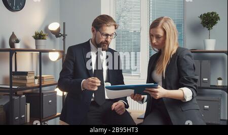 Zwei Experten diskutieren über Probleme Stockfoto