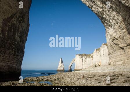 Etretat Blick von unten auf Bodenhöhe Stockfoto