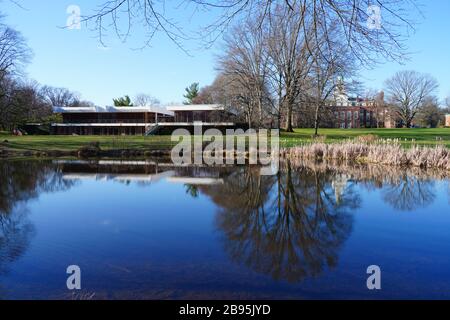 PRINCETON, NJ -21 MAR 2020 - Blick auf den Campus des Postdoktoranden-Forschungszentrums Institute for Advanced Study (IAS), das sich im Wald auf der Einstei befindet Stockfoto