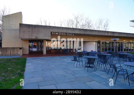 PRINCETON, NJ -21 MAR 2020 - Blick auf den Campus des Postdoktoranden-Forschungszentrums Institute for Advanced Study (IAS), das sich im Wald auf der Einstei befindet Stockfoto