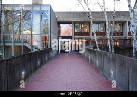 PRINCETON, NJ -21 MAR 2020 - Blick auf den Campus des Postdoktoranden-Forschungszentrums Institute for Advanced Study (IAS), das sich im Wald auf der Einstei befindet Stockfoto