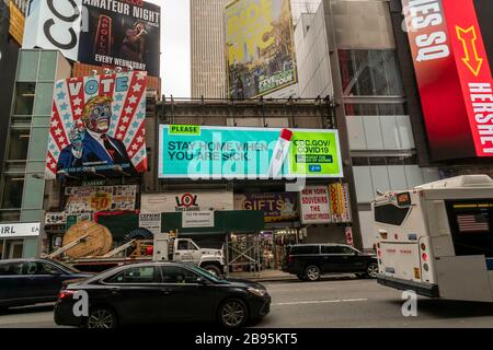 COVID-19-Tipps und Fakten der CDC-Werbung auf dem Times Square in New York am Donnerstag, 19. März 2020. (© Richard B. Levine) Stockfoto