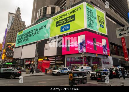 COVID-19-Tipps und Fakten der CDC-Werbung auf dem Times Square in New York am Donnerstag, 19. März 2020. (© Richard B. Levine) Stockfoto